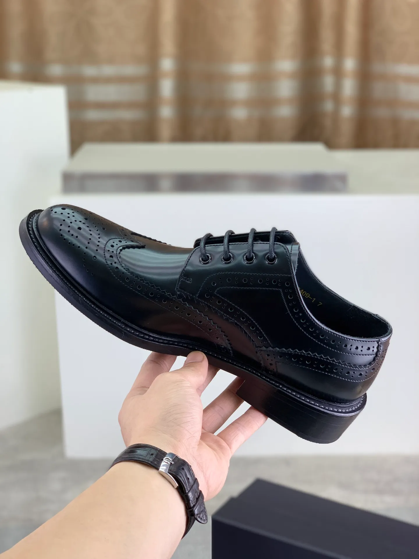 Factory price P980 💰 (genuine leather outsole series) original quality, top version 🔱 ＰＲＡＤＡPrada. Men's business casual leather shoes, top quality cow leather. 1:1 shipment⬆️Luxurious and noble👞All imported original color-changed cowhide, just to create a more comfortable wearing experience. Upper: Original comfortable selected high-end color-changed calfskin➕Top imported water-dyed full cow lining, original lightweight and comfortable high-grade genuine leather outsole✔️Code number: 39-44 (38 45 46 47 can be customized)